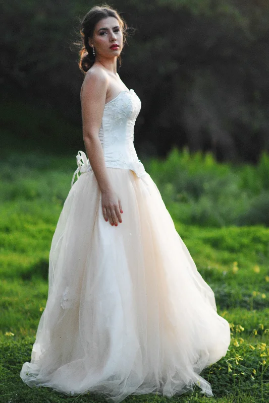 Price Cut A-line Sweetheart Floor Length Tulle Handmade Flower Beading Wedding Dress