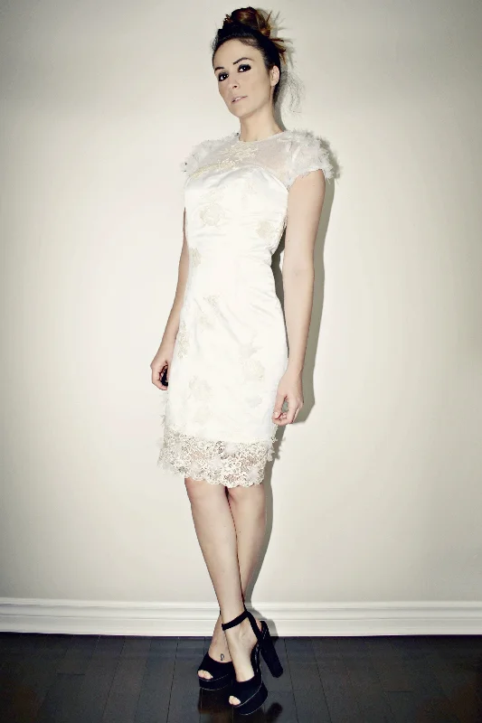 Early Bird Discount Sheath Round Collar Knee Length Shorts Sleeve Tulle Lace Wedding Dress